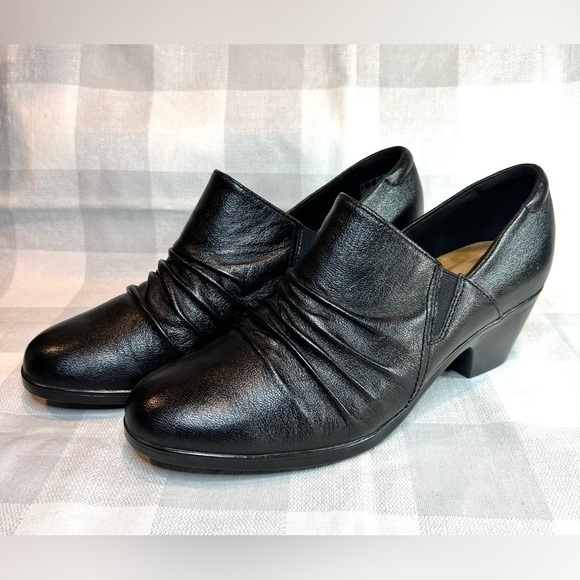 Clarks Shoes - Clarks Collection Emily Cove size 11M Blackle heels pumps booties leather